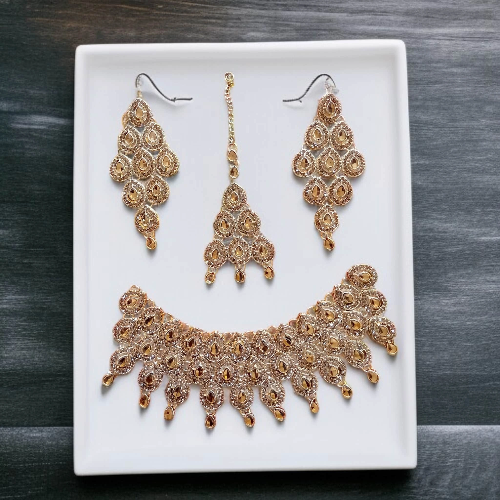 Buy Golden colour jewellery set with necklace , earrings and tikka at best price in pakistan